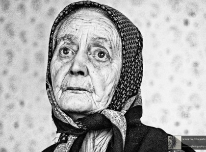 Kizavarták a patikából a sírdogáló, két botra támaszkodó idős nénit!