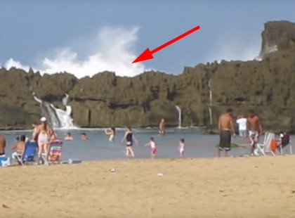 Átlagos tengerpartnak néz ki...De nézd meg közelebbről! Mi történik a 00:36-ik másodpercnél? Szavak nélkül maradtam!