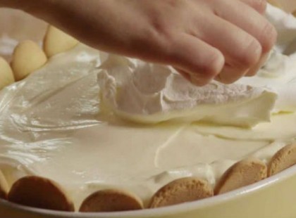 Kekszet tett a tál aljára, majd elkészítette a világ legfinomabb pudingját!