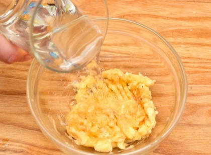 Miért tölt vizet a banánhéjra? Nagyon hálás leszel, amikor megtudod!