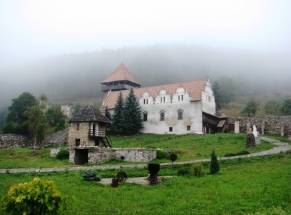 Böjte Csaba árvái örökölték a gyergyószárhegyi Lázár-kastélyt