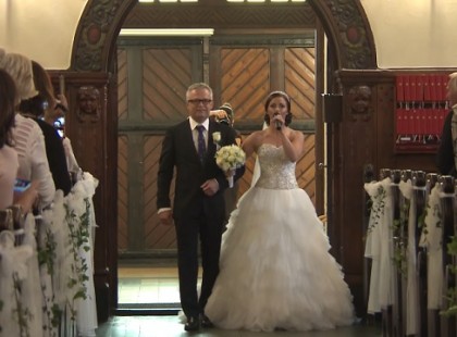 A menyasszony és az édesapja a legszebb meglepetéssel köszöntötte a násznépet. Szem nem maradt szárazon!