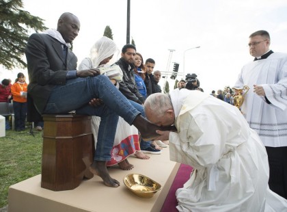 Menekültek lábát csókolta Ferenc pápa
