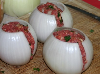 Amikor becsomagolta a húst a hagymába, már rajongtam érte. De akkor csinált valami még jobbat!