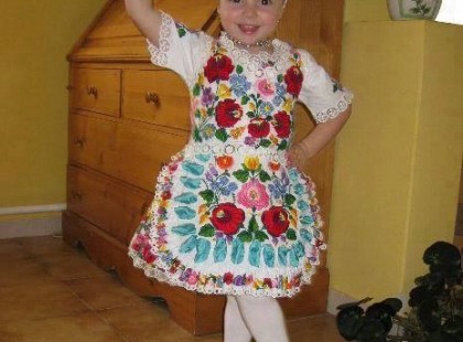 Vajon hány lájkot érdemel ez a kecsesen álló gyönyörű magyar kislány? Na igen hát ezt irigylik tőlünk magyaroktól az biztos.