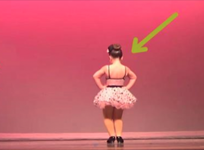 3 kislány a színpadon. De várd meg, amíg a középső lány megfordul – 00:10-nél a közönség nevetésben tör ki!