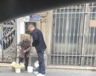 Gyurcsány virágot vett a 82 éves nénitől, akit a hatalom emberei megaláztak (fotóval!)
