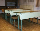 Azt hiszem nem vagyok egyedül, aki elmondhatja magáról, hogy sok - sok éven át ilyen padokat koptattam a suliban. Na meg azzal sem, hogy szénné puskáztuk magunkat, mert ez a pad kiválóan alkalmas volt arra is.