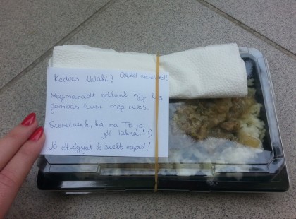 Ma ezt találtam a kuka mellett- vannak még jó emberek