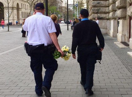 Ezt most miért kell? Tényleg egy 84 éves virágárus néni magyarország legnagyobb baja?