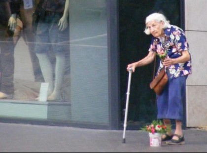 84 éves virág árus nénit szégyenítettek meg a Kossuth téren a Közterületesek !