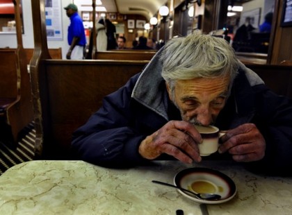 Két hajléktalan lépett a kávézóba, többen elfordultak tőlük. Ám ekkor egy nő…