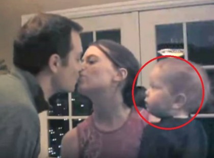 Megfizethetetlen a baba reakciója, amikor apa megcsókolja az édesanyát