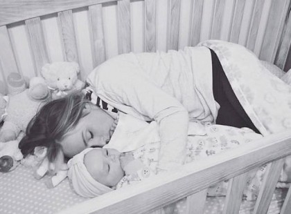 A korábban hazatérő férj feleségét babájuk rácsos ágyában találja. Mély és szomorú oka van annak, miért feküdt be az anya a gyermekük mellé!