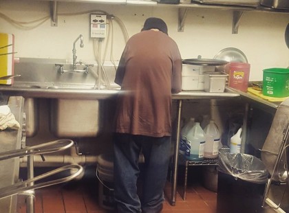 Csak egy kis aprót kért a kávézóban a hajléktalan, ám kisvártatva az egész élete megváltozott!