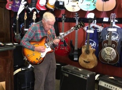80 éves indián nagypapa ledöbbenti a hangszerboltot a gitározásával! Hatalmasat penget, ezt érdemes meghallgatni!!