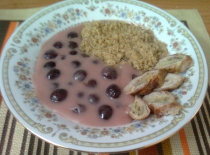 Meggy mártás, pirított darával,és göngyölt csirkemell szelettel modernizálva a nosztalgia menzák emlékére