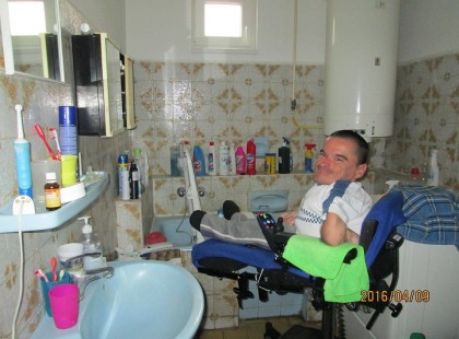 Kedves Ismerőseim és Barátaim Pulpiter Norbert vagyok, Tatán élek. Szeretném a segítségüket kérni, mert egyedül, illetve családom segítségével sajnos nem tudom megoldani a problémámat.30 éves III. csoportú üvegcsont betegséggel élő fiatal vagyok, ami azt jelenti, hogy hosszú évek óta egy speciálisan kialakított kerekesszékben élem a mindennapjaimat