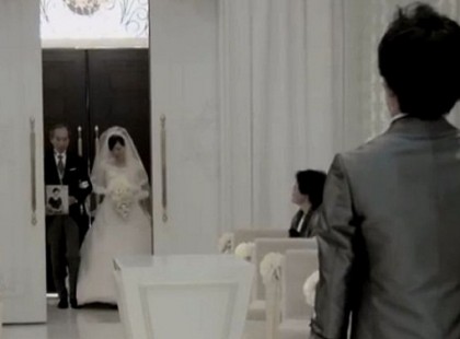 2 hónappal az esküvő előtt az édesanyja meghalt… De amikor váratlanul visszatért az esküvő napján, a menyasszony nem bírta visszatartani a könnyeit…