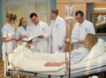 Az eü. dolgozó Vasárnap, és minden ünnepnap kénytelen dolgozni és mindezt éhbérért…Oszd meg te is!