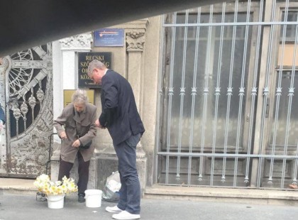 Gyurcsány virágot vett a 82 éves nénitől, akit a hatalom emberei megaláztak (fotóval!)