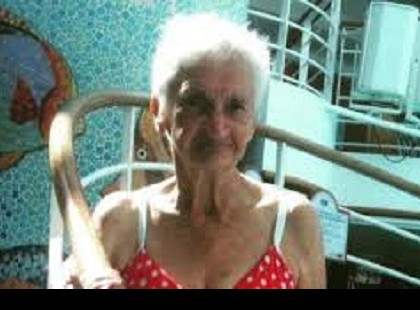 BIKINIT ADTAK ERRE A 90 ÉVES NÉNIRE! FELROBBANT AZ INTERNET!