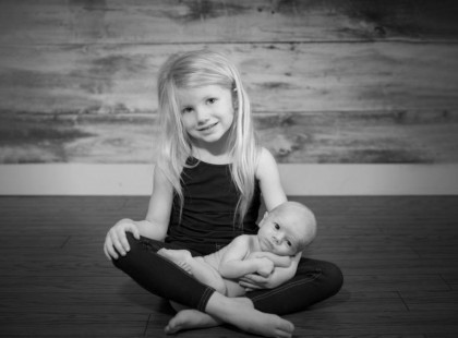 A sofőr lát egy véres 5 éves kislányt, amint integet. Ahogy egyre közelebb kerül, a gyomra kavarog.