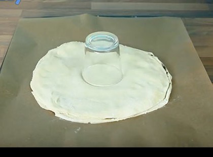 Poharat tett a kelt tésztára, majd nem sokkal később olyan desszert lett belőle, aminek mindenki a csodájára járt! (videó)