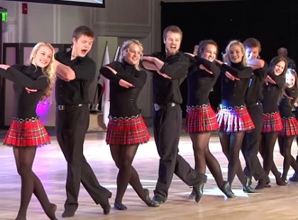 Szteptáncból ilyen jót még biztos, hogy nem láttál! Eszméletlen tánctudás egy 12 tagú testvérpártól. Annyira le vagyunk nyűgözve, hogy az állunkat keressük és újra meg újra nyomjuk a replayt! Figyelem az öröm ragadós! Szóval mosoly ON!