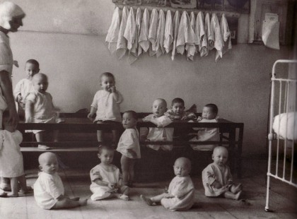 Egy baba sem sír ebben az árvaházban. Amikor ez a hölgy rájön, hogy miért, a vér is meghűlt benne.