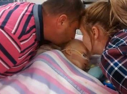 Miután utoljára levegőt vett a kis ajkaival a kicsi, lekapcsolták a gépről, a szülők a homlokára nyomtak egy utolsó búcsúcsókot.Pár perccel később azonban megtörtént az igazi csoda!