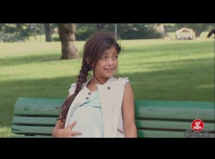 A tíz éves kislány terhesen ül a parkban. Figyeld mi történik, amikor megérkezik a gyerek apja!