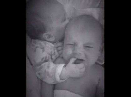 Az anya ikerbabái sírására ébred. Amikor megnézi őket a bébi kamerán, nem hisz a szemének! (videó)