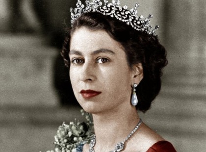 EGY 90 ÉVES NŐ MINDEN PERCÉT LEFOTÓZTÁK - ÍGY IDŐSÖDÖTT MEG ERZSÉBET KIRÁLYNŐ