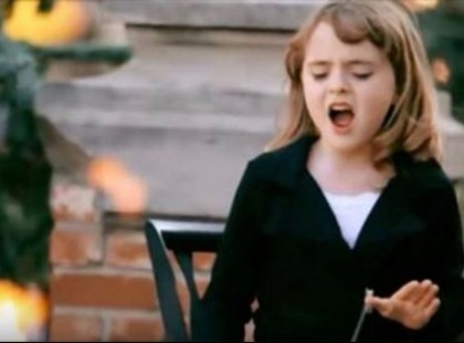 Hidegrázás indul! Figyeld, hogy milyen elementáris erővel énekli ez a kislány Adele: Rolling in the deep című slágerét! Replay ... :)