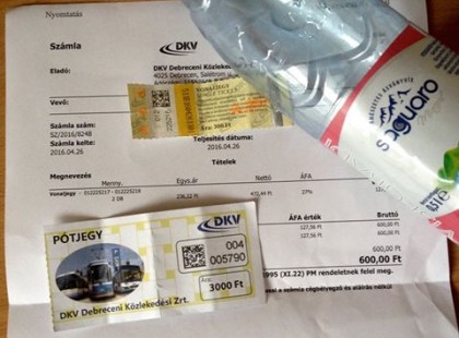 Háromezer forintos bírságot kapott, mert ivott két korty vizet a villamoson