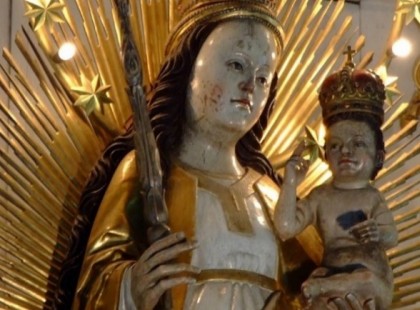 Kiderült, mit rejt a csodatévő csíksomlyói kegyszobor belseje!