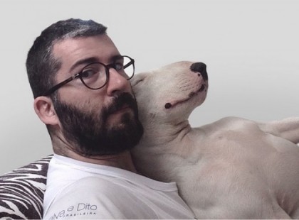 Ezt a srácot 30. szülinapján igazi ajándékként szépen elhagyta a felesége, még ki is semmizte. Konkrétan semmit nem hagyott neki otthon csak a kutyáját Jimmy Chooot egy bull terriert. Amit a férfi ezután tedd az téged is meg fog lepni