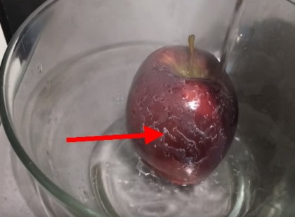 Önts forró vizet a szupermarketben vásárolt almára, meg fogsz döbbenni! Erről mindenkinek tudnia kell!