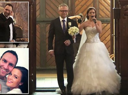 Amikor Maria a menyasszony besétált az ajtón az apukájával, hogy élete legszebb napján hozzámenjen a másik feléhez olyan dolog történt, amire senki nem számított! Zsepiket elő, mert te is meg fogod könnyezni!