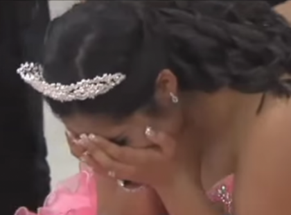 A bátyja meghalt egy autóbalesetben. 10 évvel később az anyja és apja elmondanak neki egy titkot a szülinapjára.