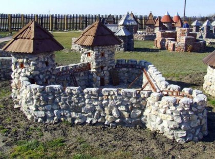 Ha egy jót akartok kirándulni a családdal kicsit azért a történelmet is felelevenítve, akkor Dinnyésen a helyetek a Várparkban. Ahol Magyarország várait nézhetitek meg kicsiben.