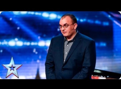 A 33 éves Nick megjelent a színpadon. Aztán pillanatok múlva a döbbenet lett úrrá a zsűrin! Úgy tűnt egy zongorából és a fiatalemberből áll a produkció pedig nagyon nem! Döbbenet indul... Újra meg újra le fogod játszani! :)