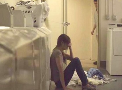 Ez a férfi minden nap követi és segíti feleségét anélkül, hogy párja tudna erről