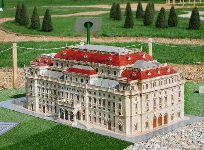 A bakancslistádra mindenképpen fel kell kerülnie a Szarvasi Arborétumban található Mini Magyarország makettparknak. Az egész család jól fogja érezni magát a több száz éves történelmi hagyományok felfedezése közben. Három éves kortól 99 -ig minden korosztálynak egyaránt nagy élményt nyújthat.