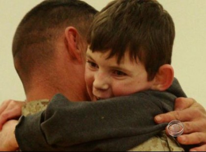 A tengerészgyalogos várakozik, hogy fogadja a tolószékhez kötött fiát. De nézd mi történik!