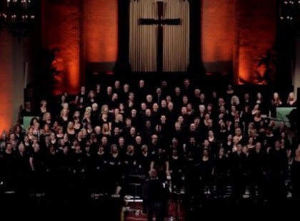 Amikor 160 ember egyszerre kezdi el az Africa című slágert és a második perctől valami csodában lesz részed. A csapat az Angel City Chorale 23 éve mindenféle zenei műfajban világszintű produkciókat ad elő. A tömeg együttes ereje is hatalmas. Ha neked is tetszik a produkció akkor oszd meg a barátaiddal!