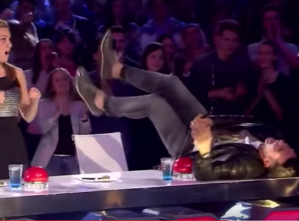 Mi történt a Got Talent színpadán? A nő operát énekel, majd a zene AC/DC-re vált. A közönség tombol, a zsűri elájul a gyönyörtől! (videó)