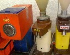 Emlékszel még hogy,helyben ledarálhattad a kávét,mákot,diót!és milyen jó friss kávéillat volt a boltokban! Hogy kötelező volt ütögetni a darálókat hogy kipotyogjon belőle még vagy 10-15 deka... Akkor még azt kaptunk amiért fizettünk! Lájk ha használtál ilyen darálót!