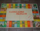 Az örök felejthetetlen és klasszikus társas. Legalábbis a mi korosztályunknak, mert most is van modern Gazdálkodj okosan társas, de ott már több lehetőség van a szerencsébe lépni, így hamarabb is lemegy az egész. Persze nagyobbak a nyeremények is